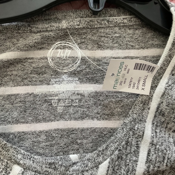 Maurice’s Grey and White Striped Tunic - Size XS - Picture 4 of 7
